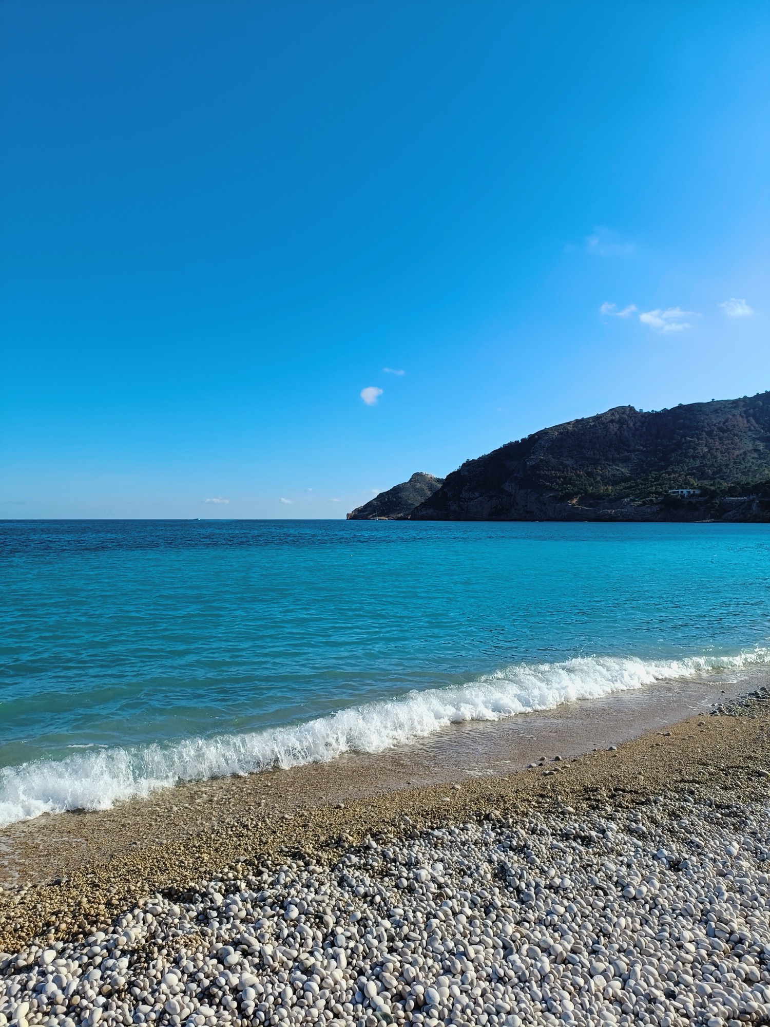 Baai met turquoise water bij Albir