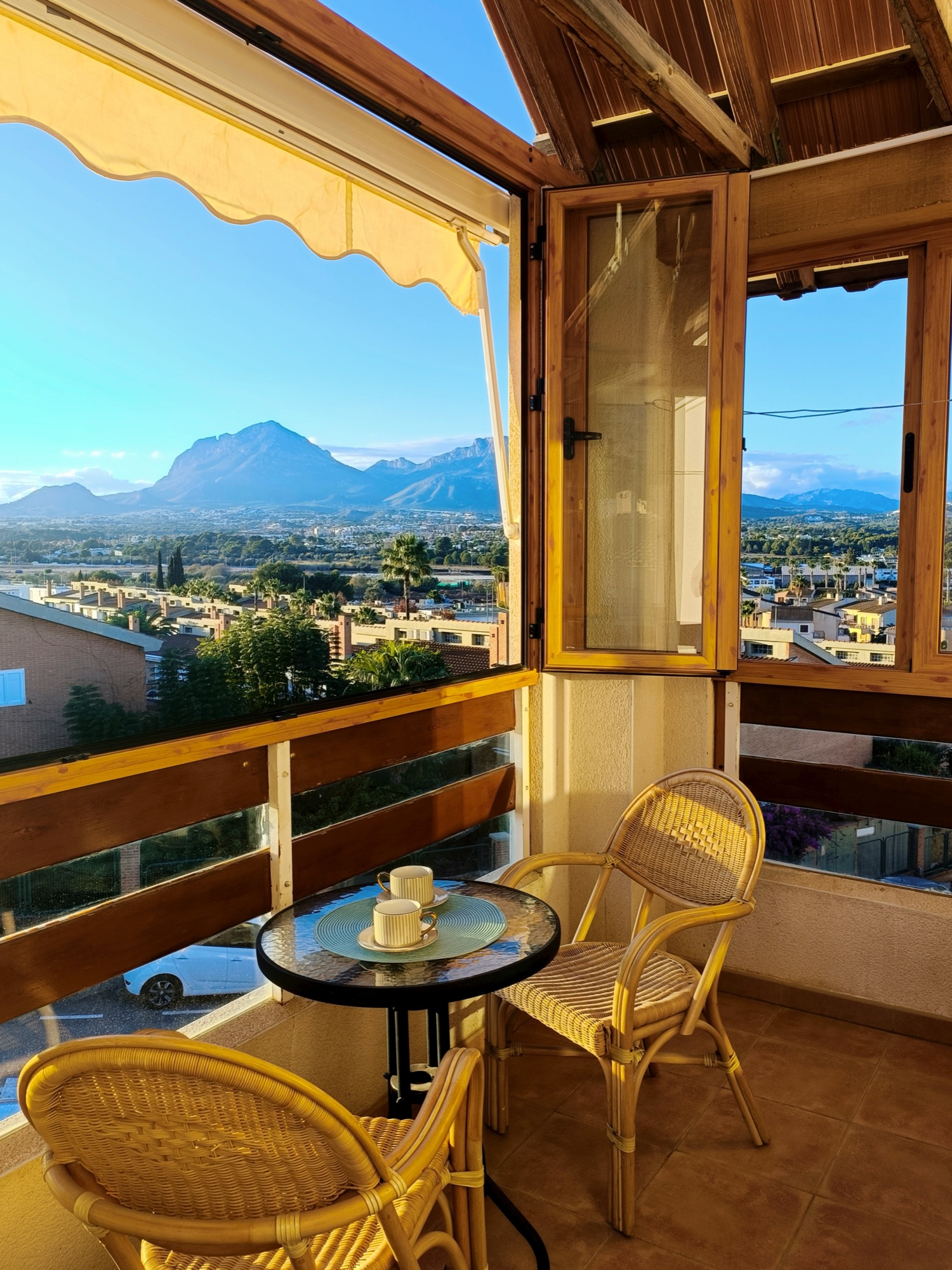 Zonnig eigen terras met panoramisch bergzicht